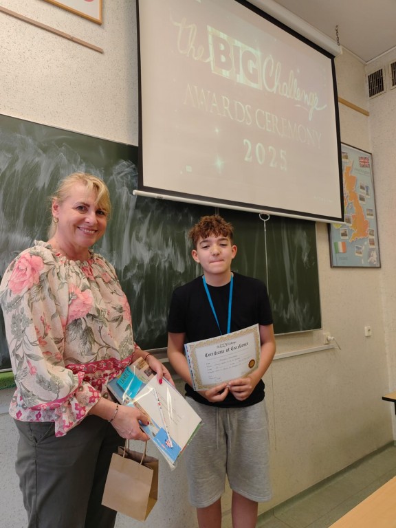 Konkurs The Big Challenge 2025. Zdjęcie przedstawia laureata konkursu wraz z nauczycielem.