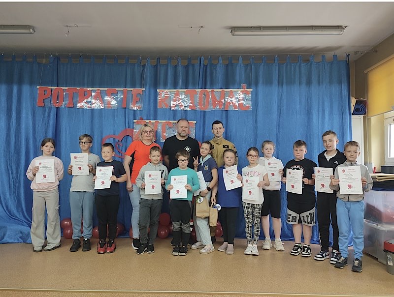 Zdjęcie przedstawia wszystkich laureatów Międzyszkolnych XIV zawodów z pierwszej pomocy.