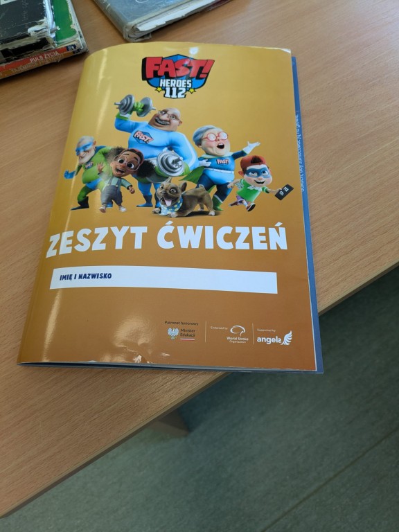 Fast Heroes 112. Warsztaty dla uczniów podczas których uczyły się rozpoznawania objawów udaru mózgu oraz szybkiego reagowania w sytuacjach zagrożenia życia.