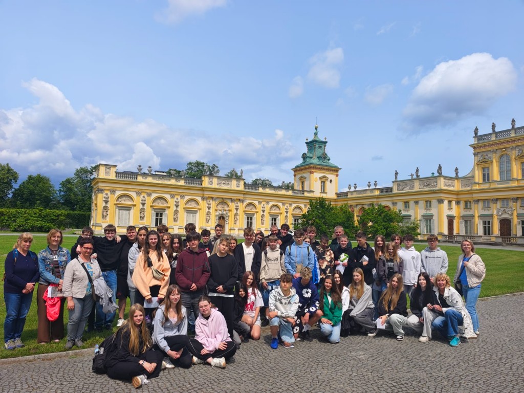 Wycieczka klas 8 do Warszawy 9-11.06.2025. Grupa uczniów przed Pałacem w Wilanowie.