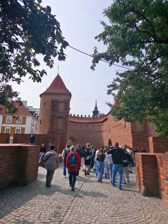 Wycieczka klas 8 do Warszawy 9-11.06.2025. Spacer po Warszawie. Barbakan i mury miejskie.