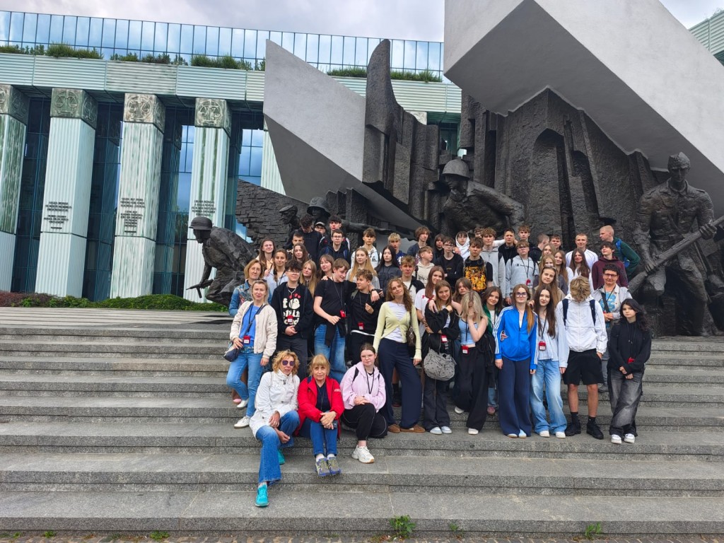 Wycieczka klas 8 do Warszawy 9-11.06.2025. Grupa uczniów przed Pomnikiem Powstania Warszawskiego.