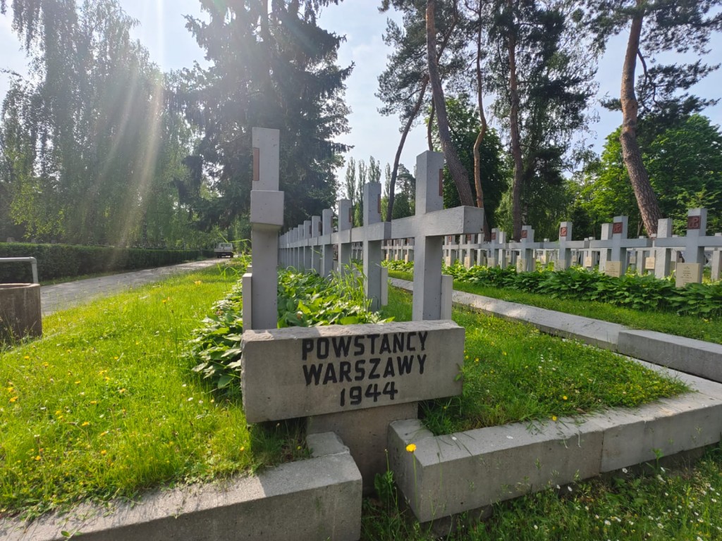 Wycieczka klas 8 do Warszawy 9-11.06.2025. Zwiedzanie Cmentarza na Powązkach. 