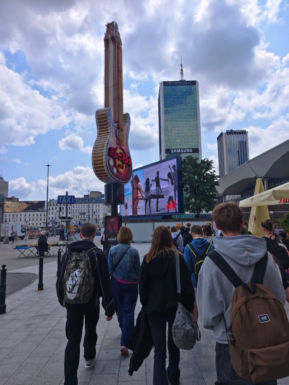Wycieczka klas 8 do Warszawy 9-11.06.2025. Pamiątkowe zdjęcie na tarasie widokowym PKiN.