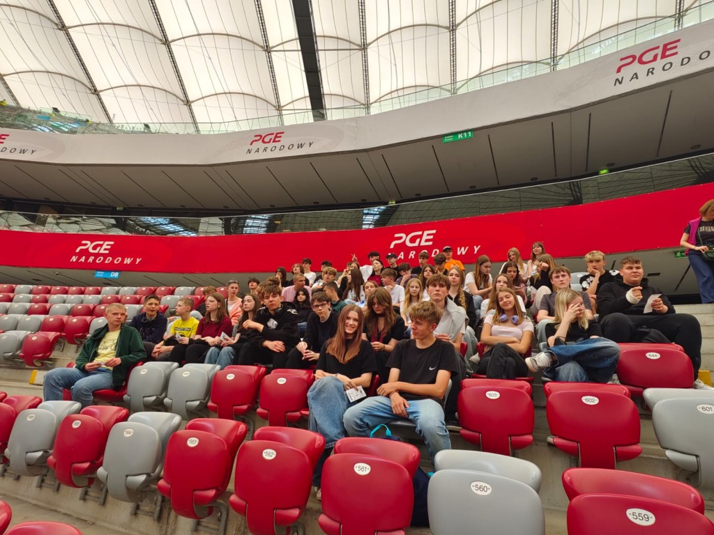 Wycieczka klas 8 do Warszawy 9-11.06.2025. Grupa uczniów na Stadionie Narodowym.