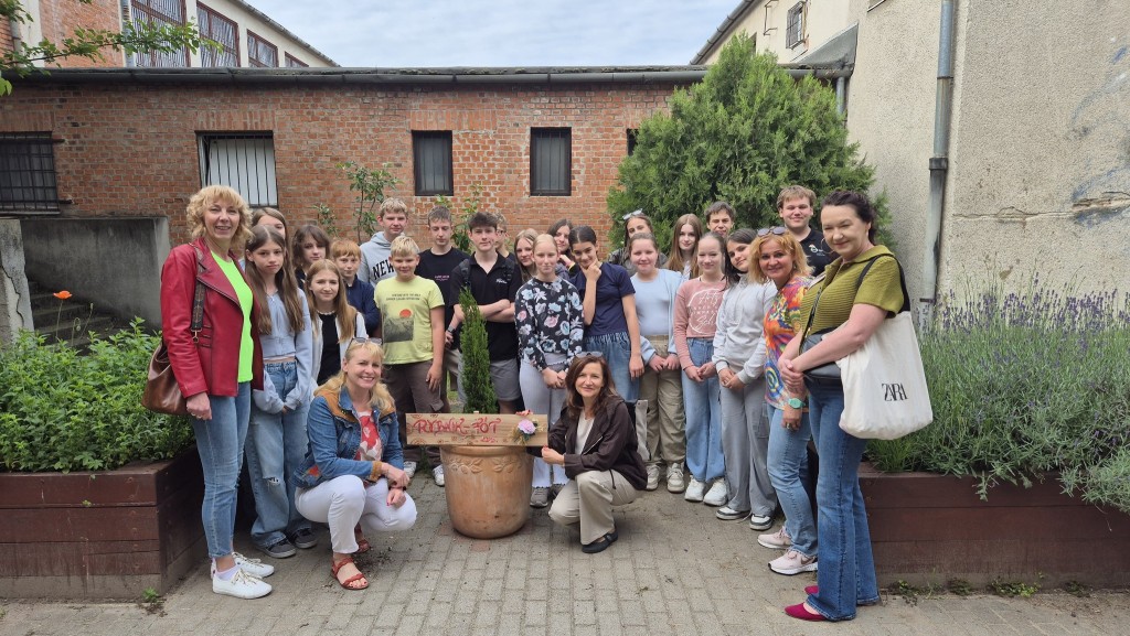 Węgry Erasmus+ 2025. Drzewo przyjaźni posadzone wspólnie przez uczniów i nauczycieli ze szkoły polskiej i węgierskiej.