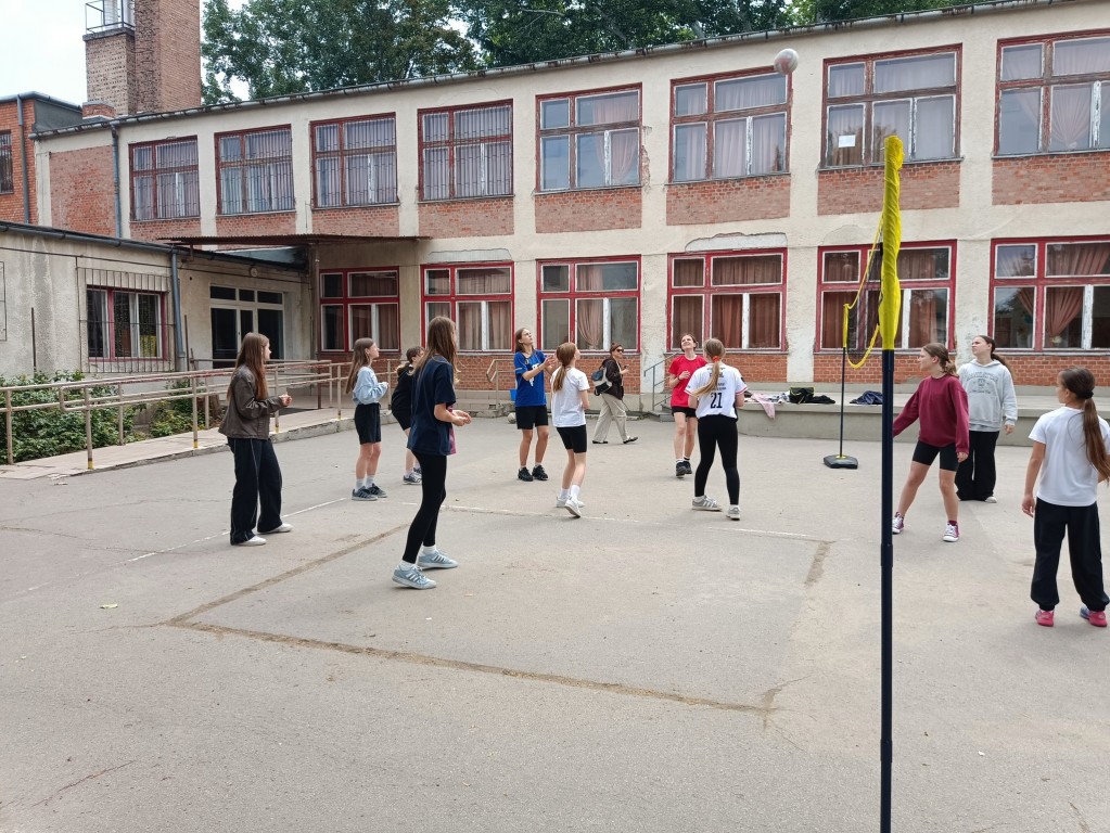 Węgry Erasmus+ 2025. Zajęcia w szkole węgierskiej. Wspólna lekcja wychowania fizycznego.