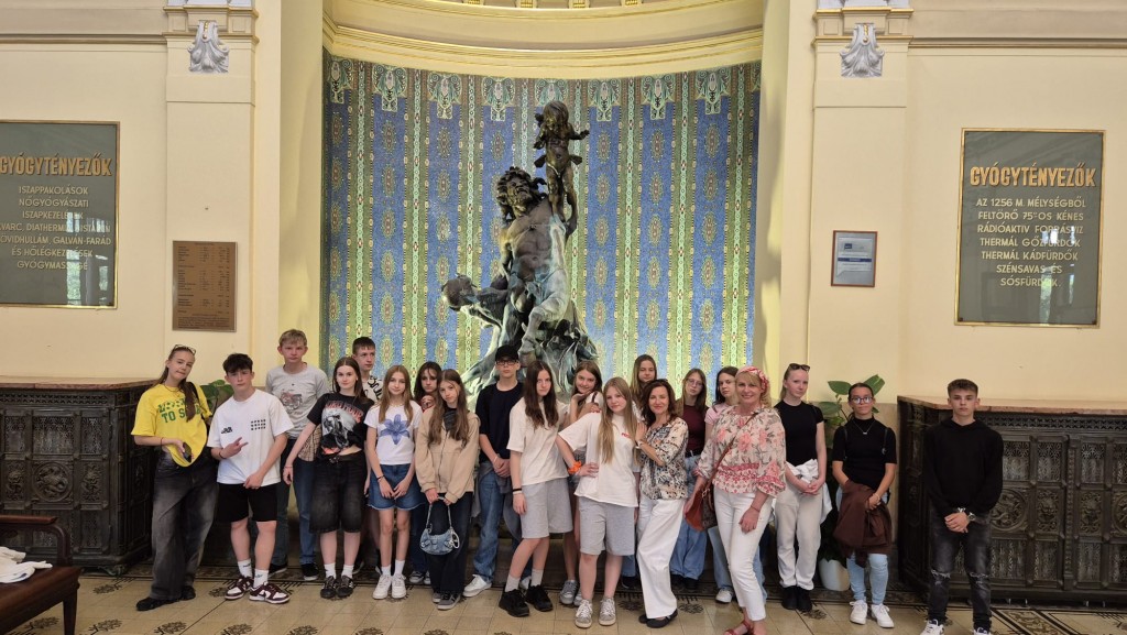 Węgry Erasmus+ wyjazd uczniów i nauczycieli 2025. Wspólna fotografia uczniów ze szkoły z Rybnika i Fót.