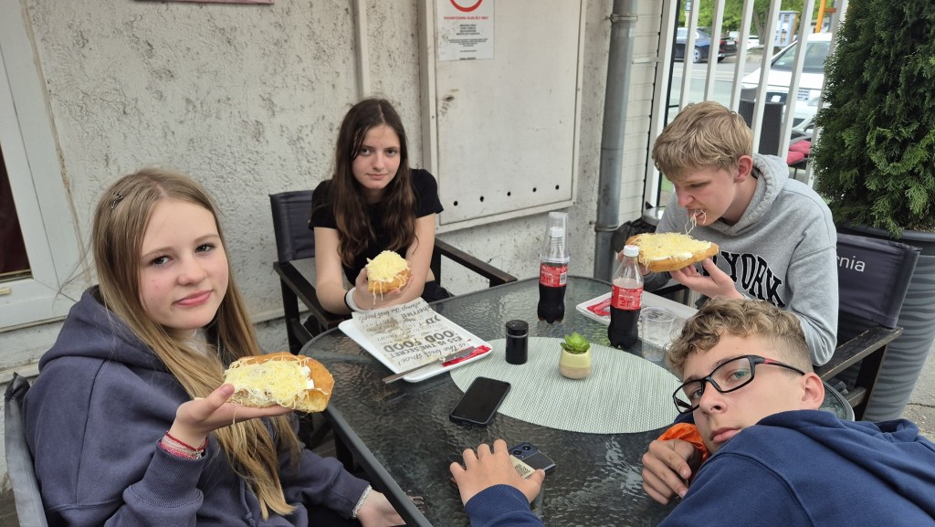 Węgry Erasmus+ wyjazd uczniów i nauczycieli 2025. Degustacja tradycyjnych węgierskich langoszy.