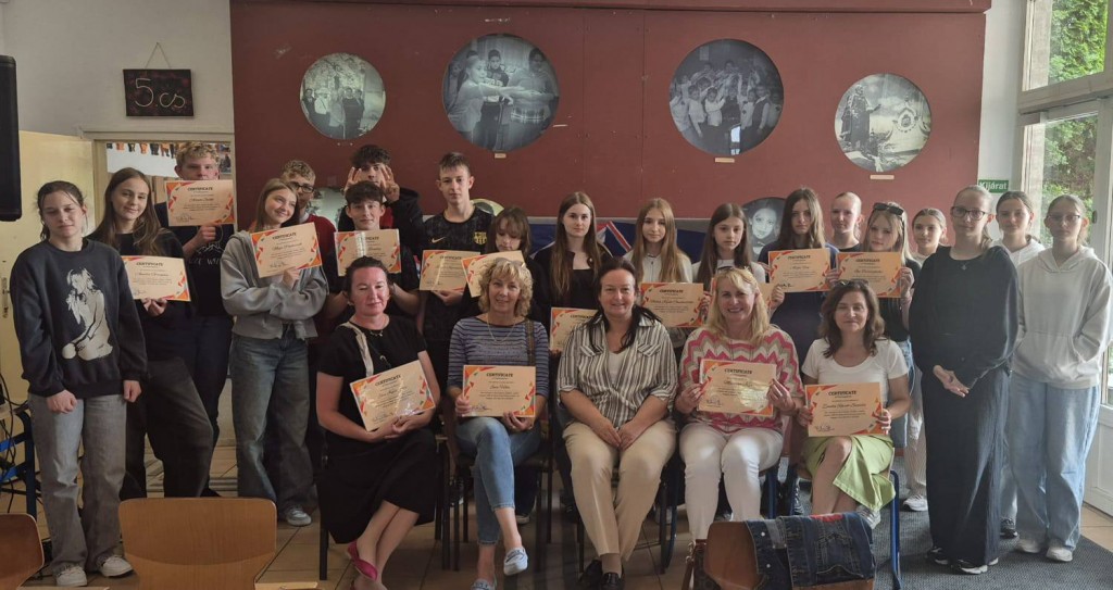 Węgry Erasmus+ wyjazd uczniów i nauczycieli 2025. Zdjęcie uczestników wraz z certyfikatami na zakończenie projektu.
