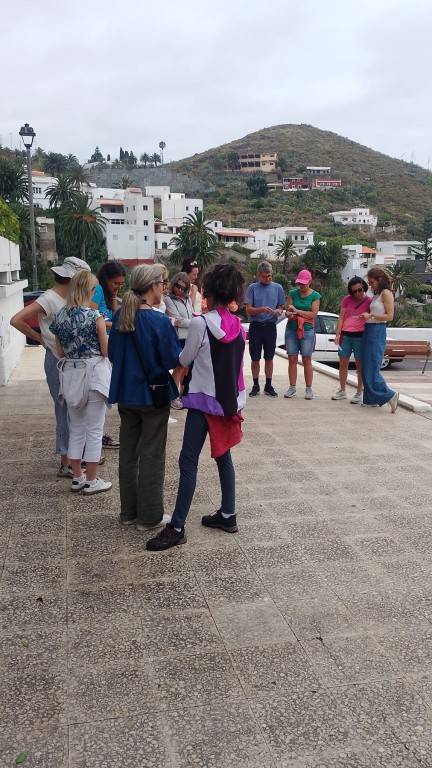 Kurs w ramach programu Erasmus+. Teneryfa 2025. Experimental Learning in Tenerife: Through Nature and History. Zajęcia w terenie w miasteczku Taganana. Poznanie historii rdzennych mieszkańców Teneryfy.