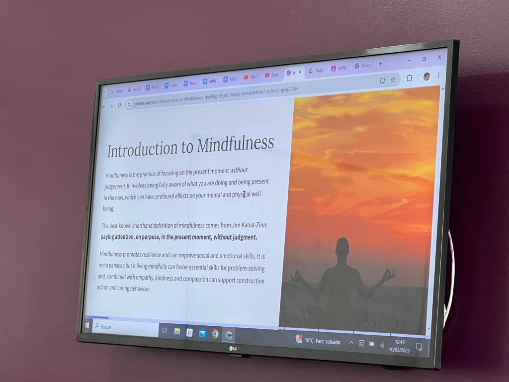 Slajd z kursu „Mindfulness&wellbeing in education w Hiszpanii, które miało na celu poznanie zasad i praktyk wpływających na poprawę koncentracji, uważności oraz regulację emocji i zastosowanie ich zarówno w rozwoju osobistym, jak i w pracy z uczniami.