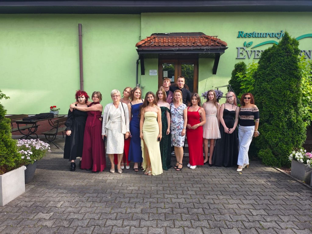 Kadr przedstawia bal ósmoklasisty uczniów SP 36 w Rybniku Komers 2025. Zdjęcie grupowe przed lokalem Evergreen.