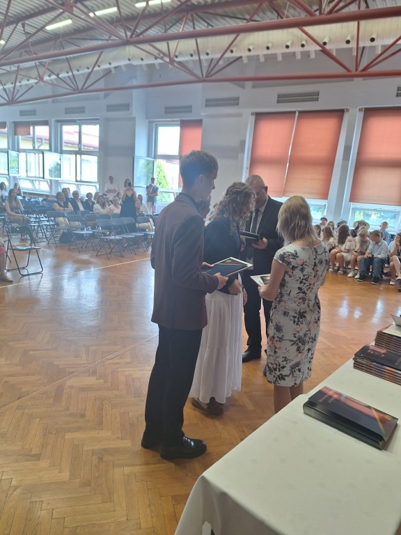 Pożegnanie klas ósmych w SP 36 2025. Wręczenie świadectw uczniom i listów gratulacyjnych rodzicom uczniów wyróżnionym.