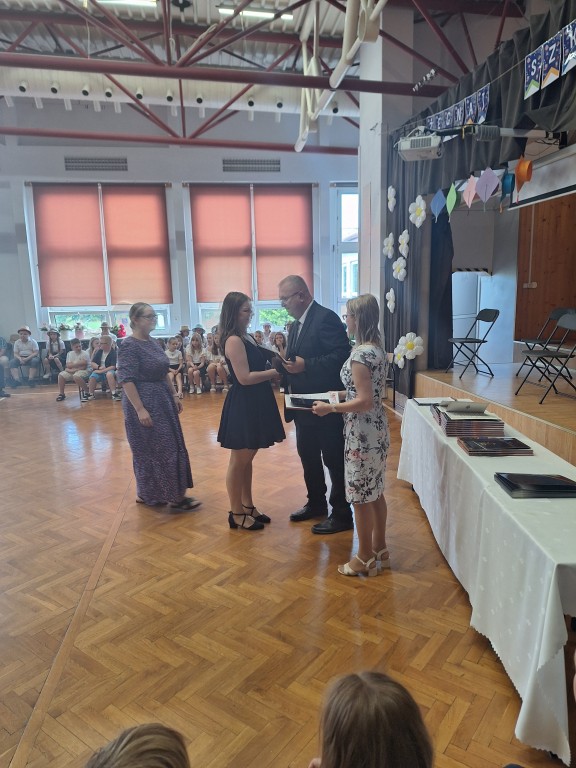 Pożegnanie klas ósmych w SP 36 2025. Wręczenie świadectw uczniom i listów gratulacyjnych rodzicom uczniów wyróżnionym.
