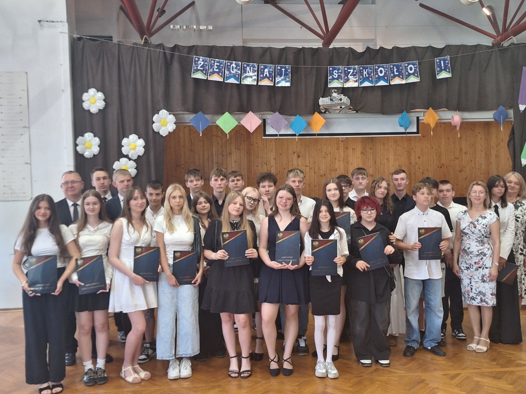 Pożegnanie klas ósmych w SP 36 2025. Zdjęcie klasy 8a.
