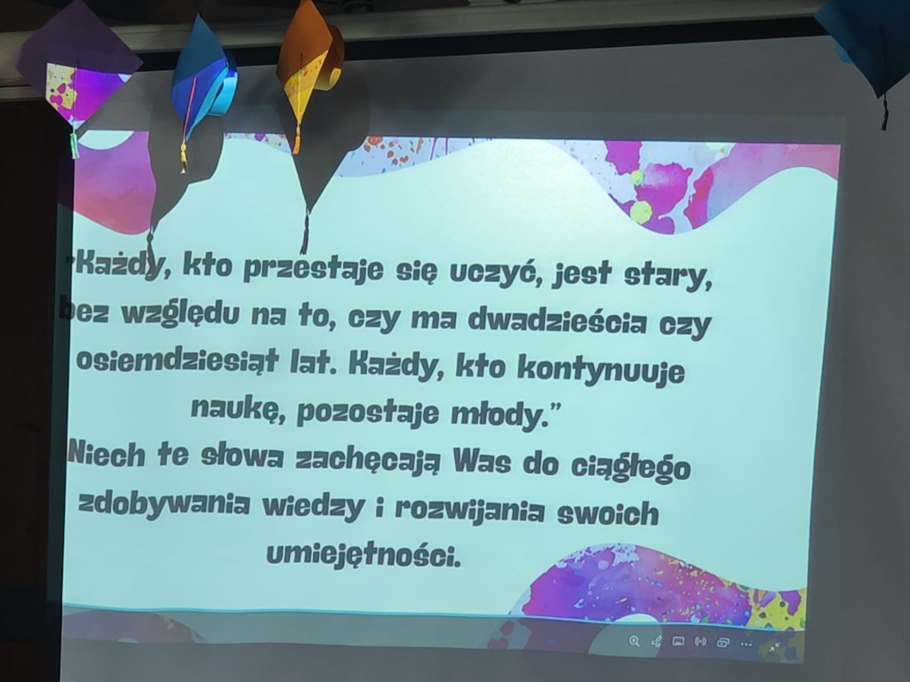 Pożegnanie klas ósmych w SP 36 2025. Slajd z prezentacji wspomnieniowej przygotowanej przez uczniów klas ósmych.