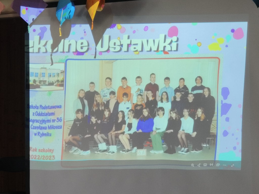 Pożegnanie klas ósmych w SP 36 2025. Slajd z prezentacji wspomnieniowej przygotowanej przez uczniów klas ósmych.