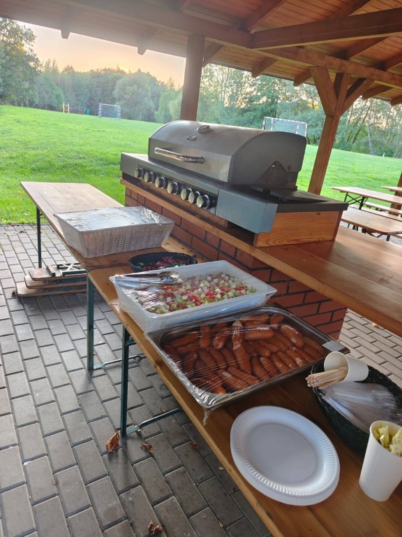 Zajęcia uczniów w ośrodku h2o. Altana grillowa. Przygotowane produkty na klasowe pieczenie kiełbasek.