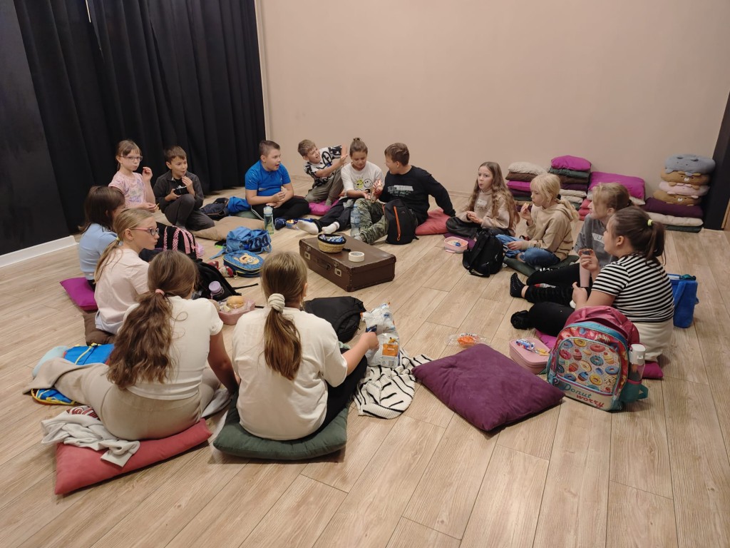 Profilaktyczne warsztaty dramowo - teatralne w ATiSW w Rybniku prowadzone przez p. Izabelę Karwot - pedagog teatru, trenerkę dramy i reżyserkę. Losujemy chusty. Nasze emocje.