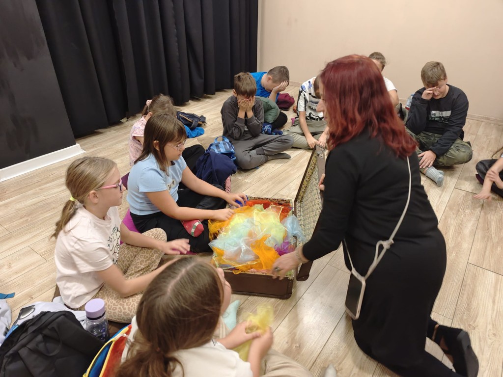 Profilaktyczne warsztaty dramowo - teatralne w ATiSW w Rybniku prowadzone przez p. Izabelę Karwot - pedagog teatru, trenerkę dramy i reżyserkę. Losujemy chusty. Nasze emocje.