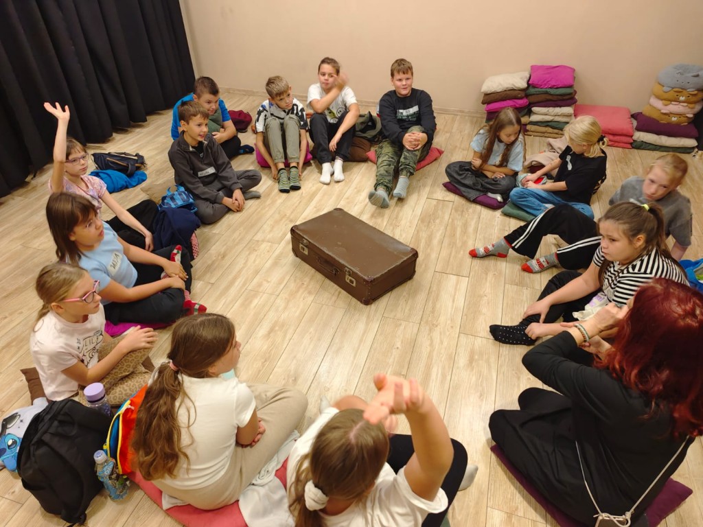 Profilaktyczne warsztaty dramowo - teatralne w ATiSW w Rybniku prowadzone przez p. Izabelę Karwot - pedagog teatru, trenerkę dramy i reżyserkę. Rozmowy o emocjach.