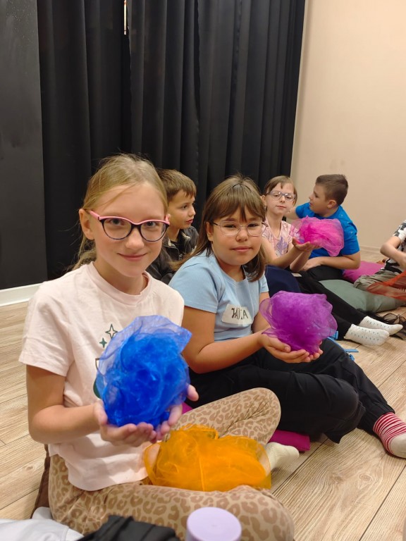 Profilaktyczne warsztaty dramowo - teatralne w ATiSW w Rybniku prowadzone przez p. Izabelę Karwot - pedagog teatru, trenerkę dramy i reżyserkę. Losujemy chusty. Nasze emocje.