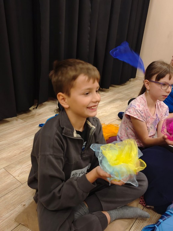 Profilaktyczne warsztaty dramowo - teatralne w ATiSW w Rybniku prowadzone przez p. Izabelę Karwot - pedagog teatru, trenerkę dramy i reżyserkę. Losujemy chusty. Nasze emocje.