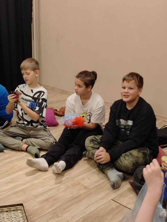 Profilaktyczne warsztaty dramowo - teatralne w ATiSW w Rybniku prowadzone przez p. Izabelę Karwot - pedagog teatru, trenerkę dramy i reżyserkę. Losujemy chusty. Nasze emocje.