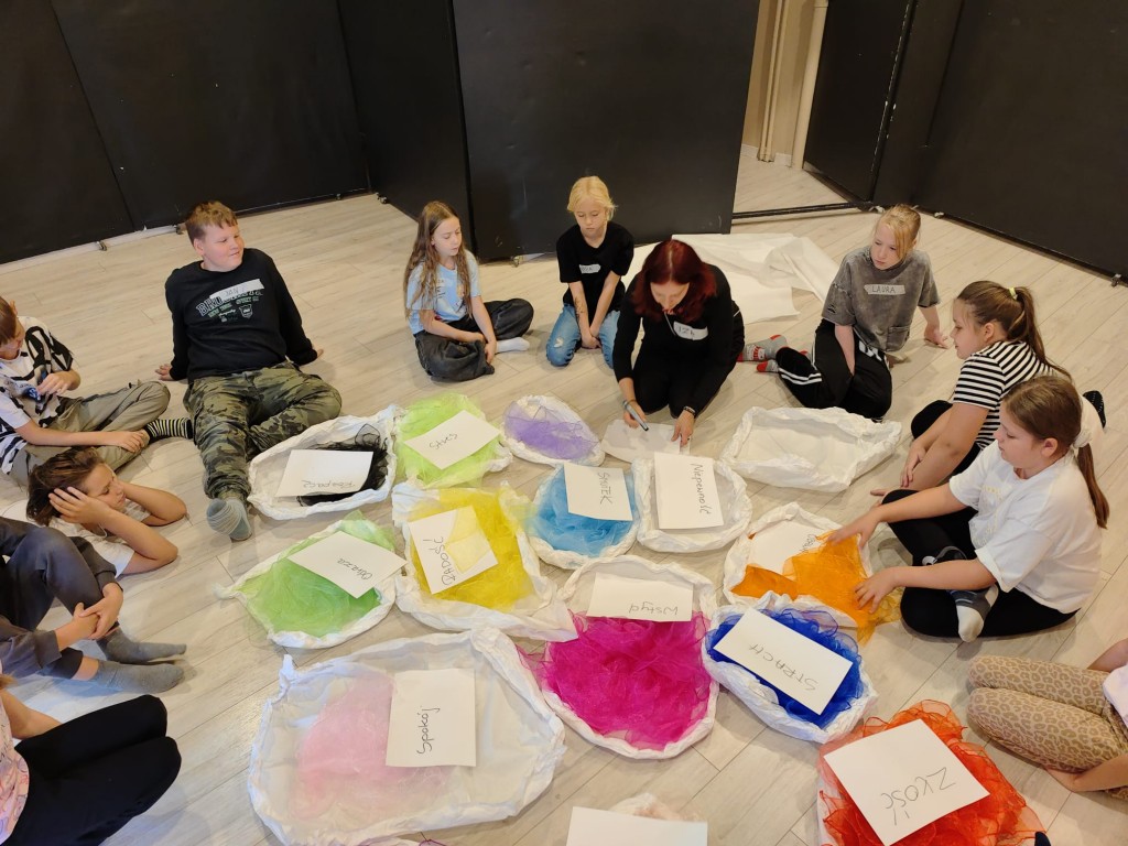 Profilaktyczne warsztaty dramowo - teatralne w ATiSW w Rybniku prowadzone przez p. Izabelę Karwot - pedagog teatru, trenerkę dramy i reżyserkę. Nazywamy nasze emocje.