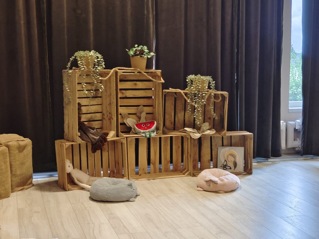 Profilaktyczne warsztaty dramowo - teatralne w ATiSW w Rybniku. Wystrój Akademii.