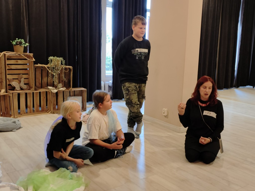 Profilaktyczne warsztaty dramowo - teatralne w ATiSW w Rybniku. Omówienie etiudy.