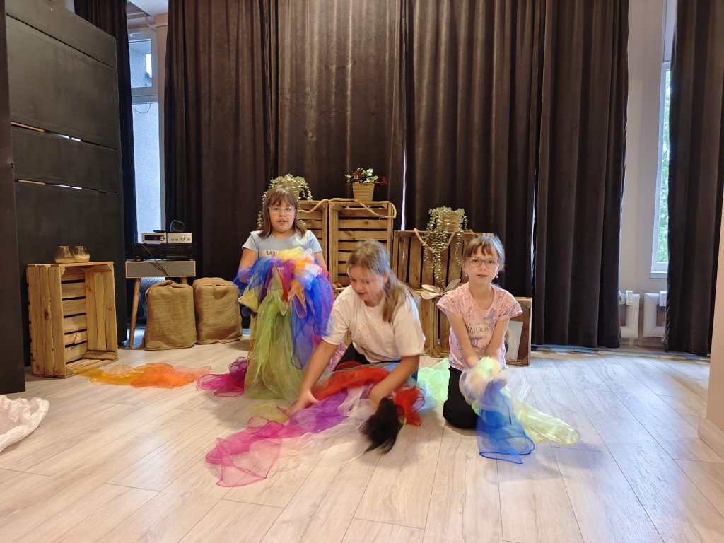 Profilaktyczne warsztaty dramowo - teatralne w ATiSW w Rybniku. Zabawy z chustami.