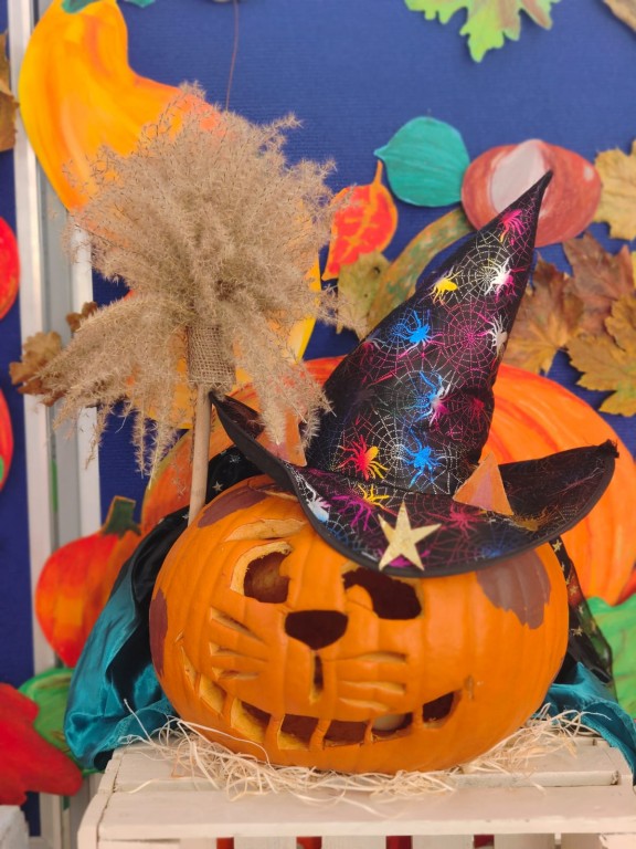Konkurs na lampion z dyni 2025. The Best Pumpkin Lantern 2025. Wystawa prac konkursowych uczniów.
