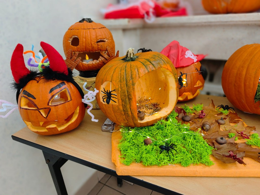 Konkurs na lampion z dyni 2025. The Best Pumpkin Lantern 2025. Wystawa prac konkursowych uczniów.