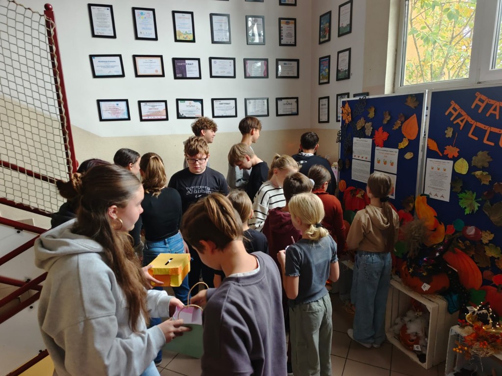 Konkurs na lampion z dyni 2025. The Best Pumpkin Lantern 2025. Wystawa prac konkursowych uczniów.