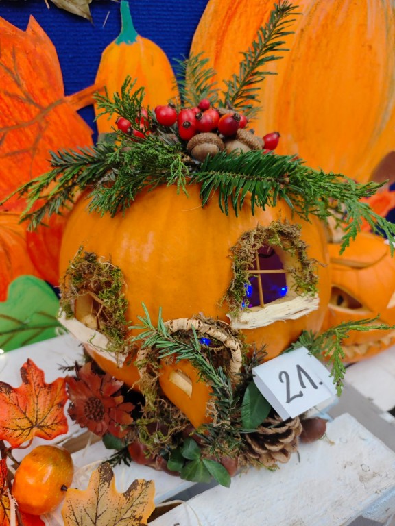 Konkurs na lampion z dyni 2025. The Best Pumpkin Lantern 2025. Wystawa prac konkursowych uczniów.
