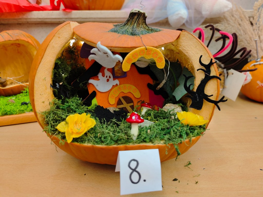 Konkurs na lampion z dyni 2025. The Best Pumpkin Lantern 2025. Wystawa prac konkursowych uczniów.