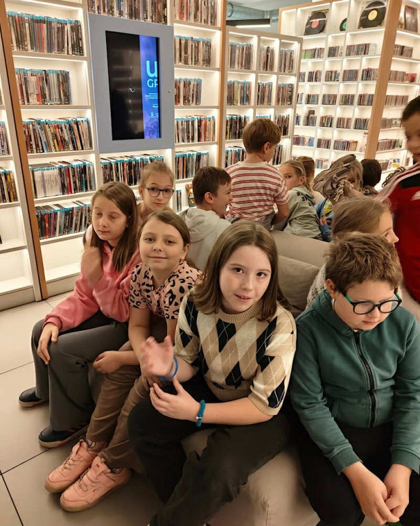 Zdjęcie przedstawia klasy 3 w sali multimediów w Miejskiej Bibliotece w Żorach.