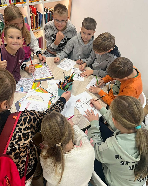 Zdjęcie przedstawia klasy 3a,b,c w wypożyczalni dla dzieci w Miejskiej Bibliotece w Żorach.