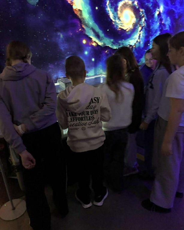 Zdjęcie przedstawia odkrywanie ciekawostek i cennych wiadomości na temat kosmosu i technologii kosmicznej