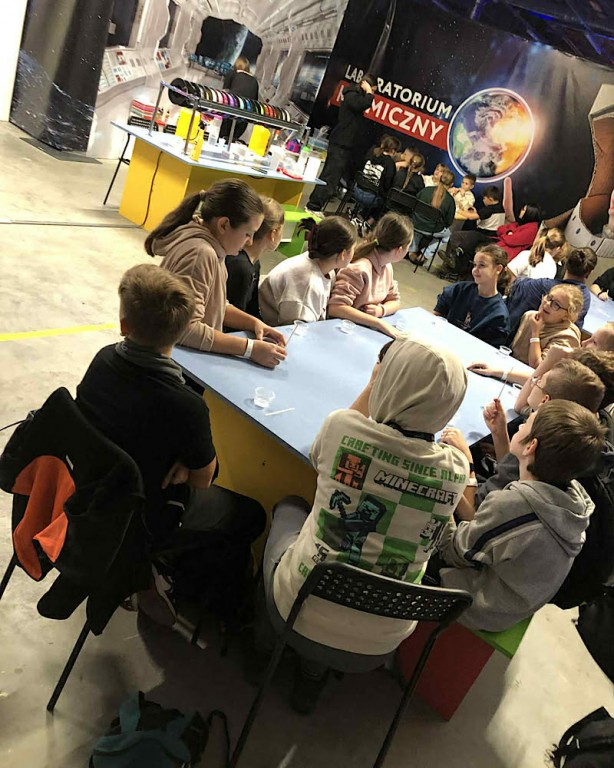 Warsztaty tworzenia własnoręcznie „slimów” o różnych kolorach i zapachach.