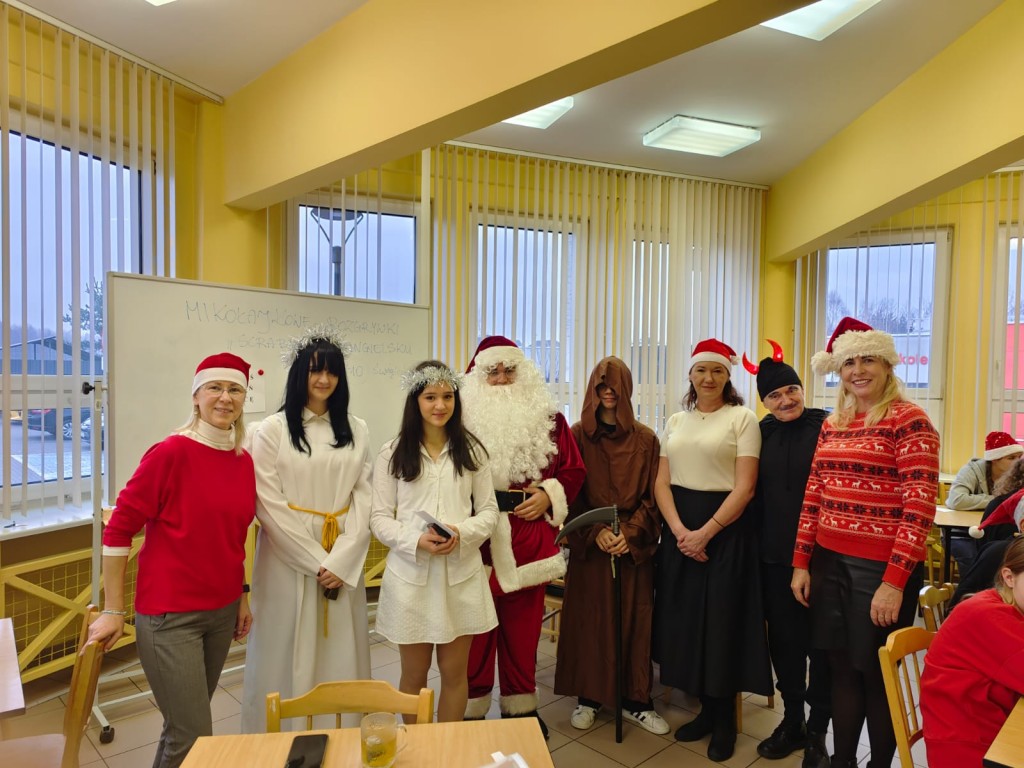 Szkolne Mikołajkowe rozgrywki Scrabble po angielsku. Spotkanie z Mikołajem.