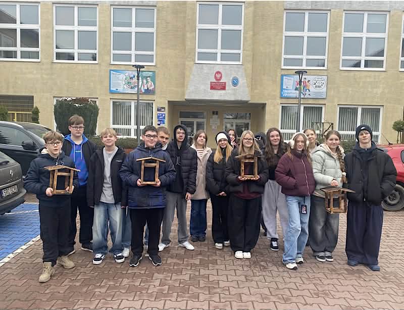 Zdjęcie przedstawia uczniów klasy 7b po samodzielnym wykonaniu karmników.