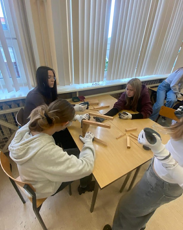 Zdjęcie przedstawia uczniów klasy 7b podczas robienia karmników-grupa 3