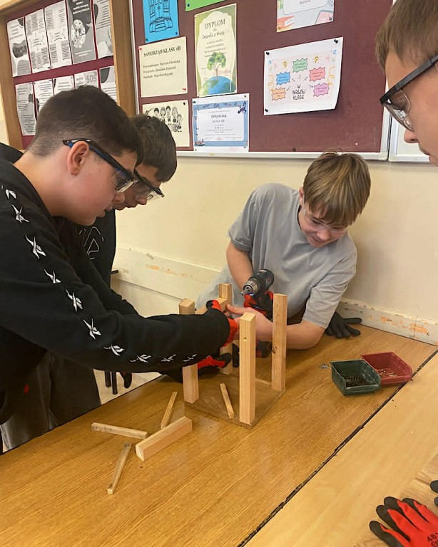 Zdjęcie przedstawia uczniów klasy 7b podczas robienia karmników-grupa 2