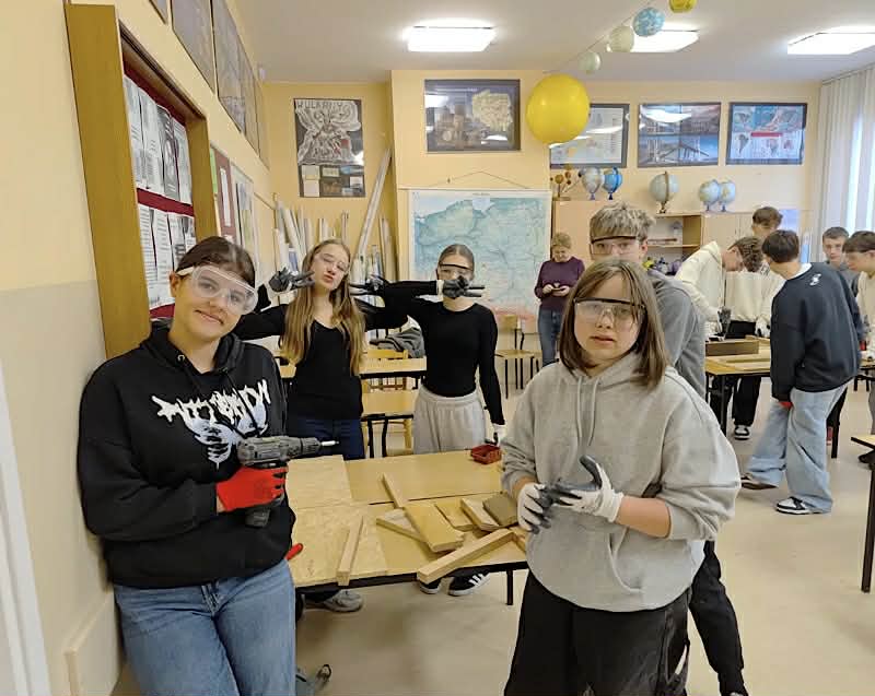 Zdjęcie przedstawia uczniów klasy 7d podczas robienia budek dla jeży z recyklingu-grupa 1.