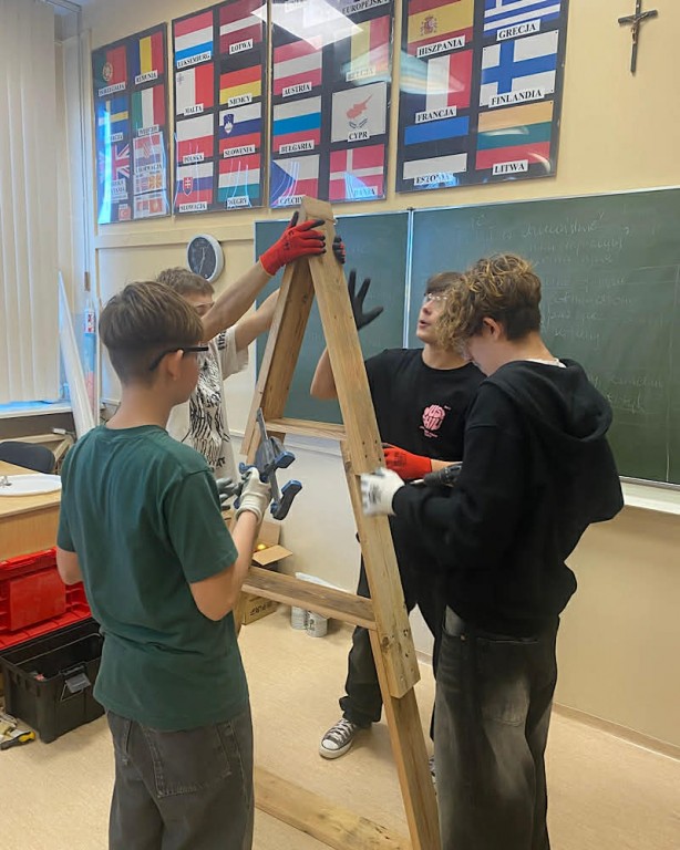 Zdjęcie przedstawia uczniów klasy 6b w trakcie warsztatów robienia choinek świątecznych.