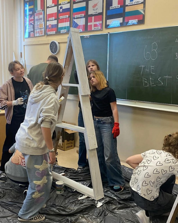 Zdjęcie przedstawia uczniów klasy 6b w trakcie malowania choinek świątecznych-grupa 2