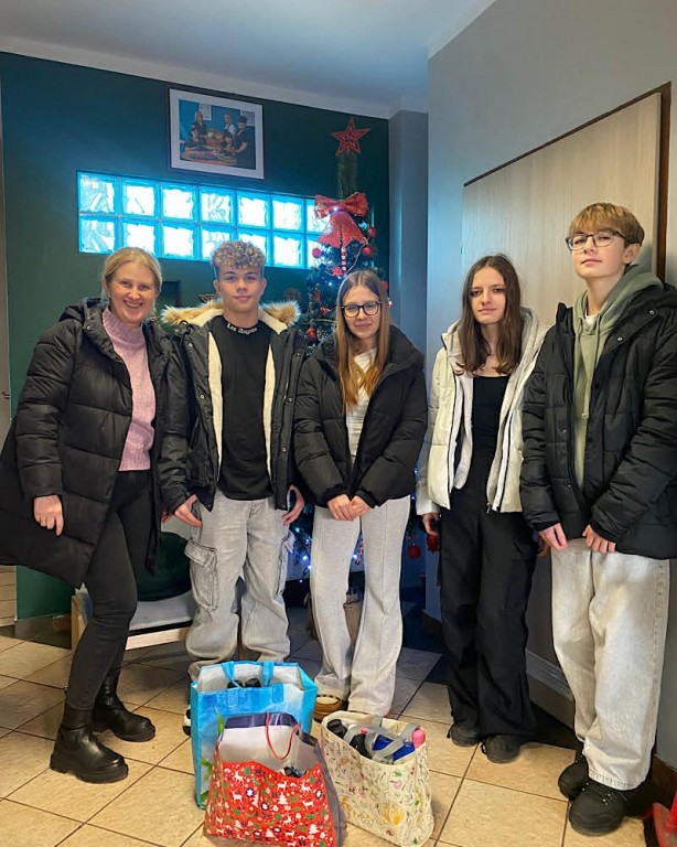 Zdjęcie przedstawia uczniów koła wolontariatu, którzy zawieźli paczkę z grantu do Fundacji Wspólny Stół